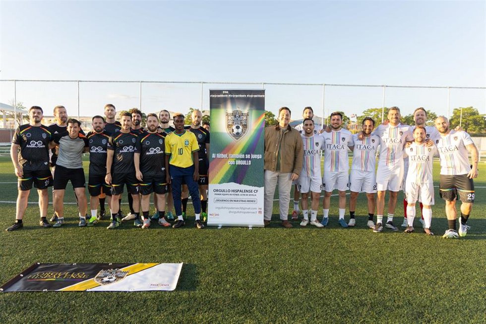 Participantes en el toneo de fútbol 7 'Copa Orgullo Hispalense' para fomentar la inclusión LGTBI en el deporte.
