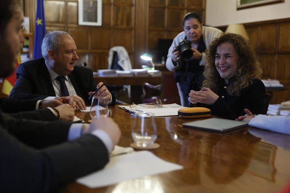 El ministro de Industria y Turismo, Jordi Hereu, con la delegada del Gobierno en La Rioja, Beatriz Arraiz