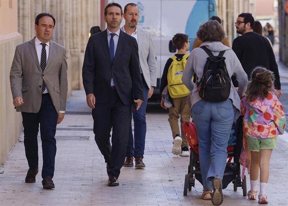 El president de la Generalitat, Juanfran Pérez Llorca, a su llegada al acto de la firma de un acuerdo de cooperación para transformar el parque de depuradoras de la provincia, en La Beneficència, a 13 de mayo de 2026, en Valencia