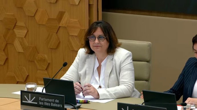 La consellera de Presidencia, Coordinación de la Acción de Gobierno y Cooperación Local, Antònia Estarellas, en el Parlament