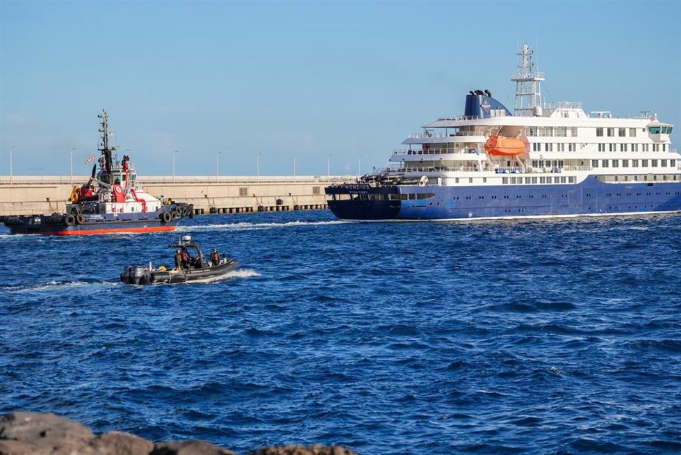 Vista del crucero MV Hondius atracado en el puerto de Granadilla antes de poner rumbo a Países Bajos, a 11 de mayo de 2026, en Granadilla de Abona, Tenerife, Islas Canarias (España).