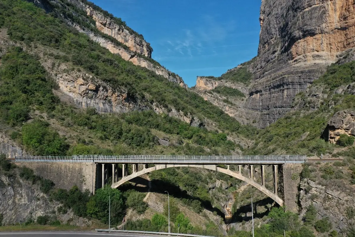 Imagen de un tramo de la línea Lleida-La Pobla de Segur