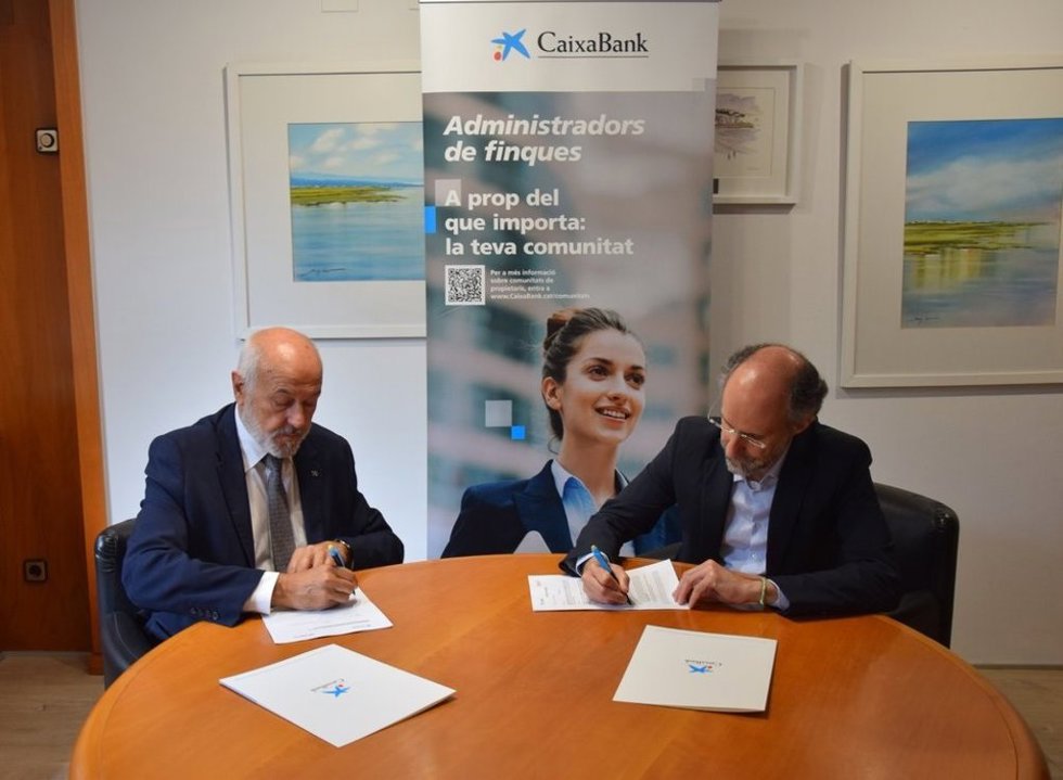 El director comercial de banca retail de la Dirección Territorial de Barcelona de CaixaBank, Miguel Gramuntell, y el presidente del Col·legi Administradors de Finques Barcelona-Lleida (CAFBL), Lorenzo Ignacio Viñas