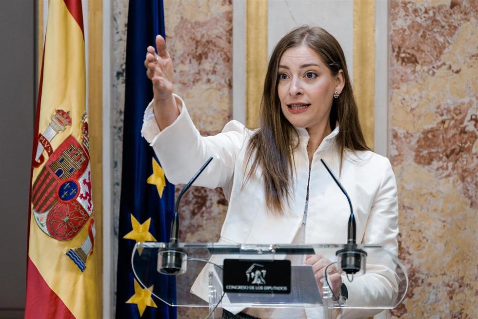 La portavoz del PP en el Congreso, Ester Muñoz, ofrece una rueda de prensa durante una sesión plenaria en el Congreso, a 7 de mayo de 2026, en Madrid (España). 