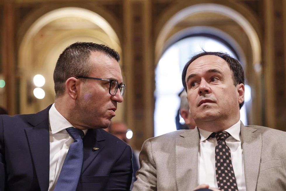 El president de la Generalitat, Juanfran Pérez Llorca, y el de la Diputación de Valencia, Vicent Mompó, durante la firma de un acuerdo de cooperación, en La Beneficència, a 13 de mayo de 2026, en Valencia
