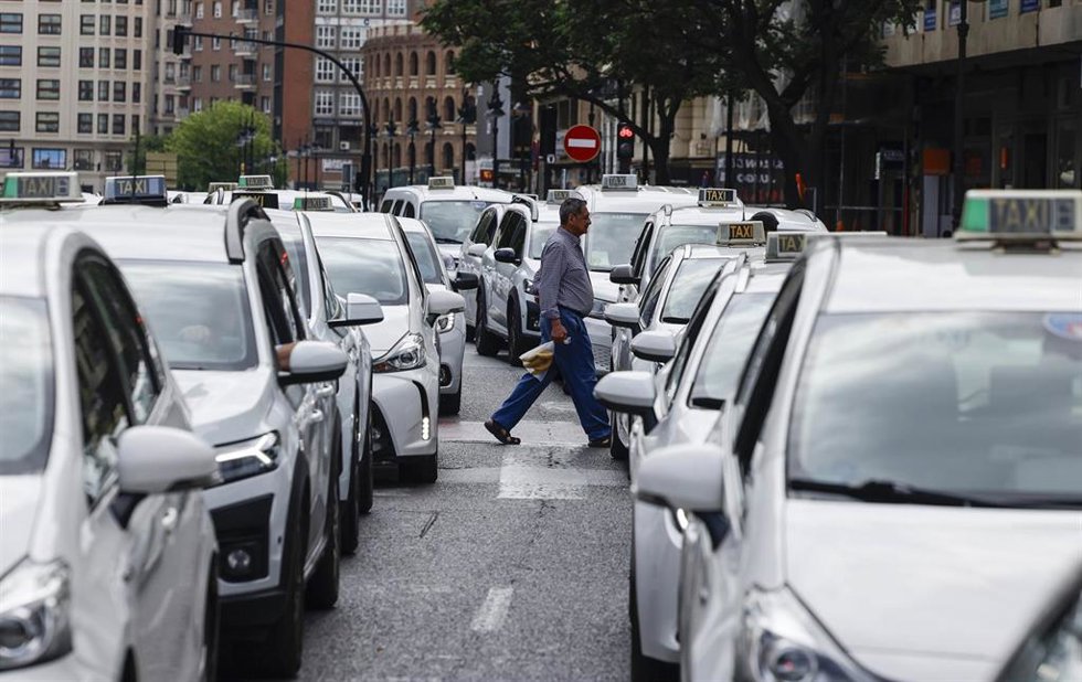 Taxistas se manifiestan por las calles de València