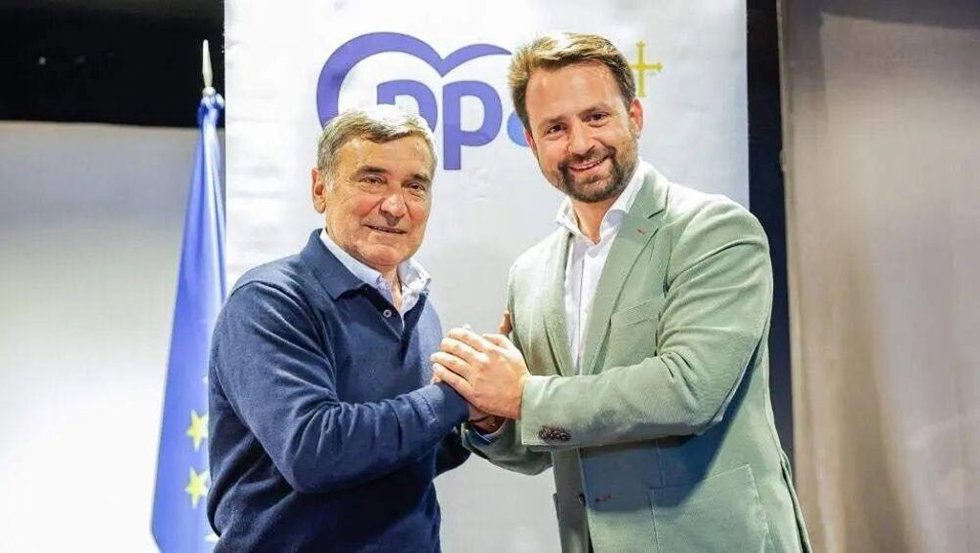 El presidente del PP de Colunga, Justino Pérez y el presidente del PP asturiano, Álvaro Queipo.
