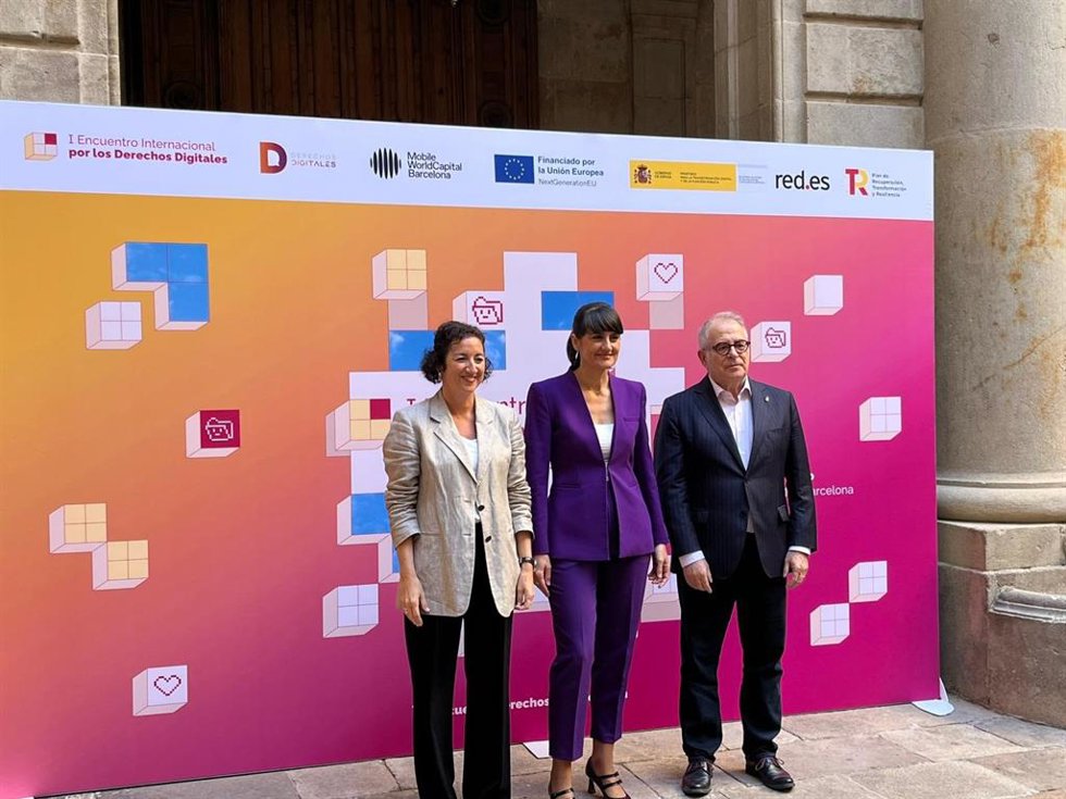 La Secretaria de Estado de Digitalización, María González Veracruz; la consellera de Economía y Finanzas de la Generalitat, Alícia Romero, y el teniente de alcalde de Economía de Barcelona, Jordi Valls