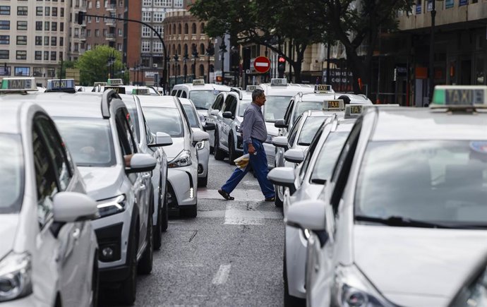 Taxistes es manifesten pels carrers de València