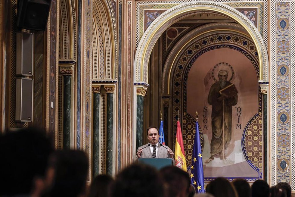 El president de la Generalitat, Juanfran Pérez Llorca, durante la firma de un acuerdo de cooperación para transformar el parque de depuradoras de la provincia, en La Beneficència, a 13 de mayo de 2026, en Valencia