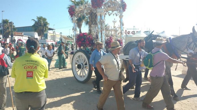 Archivo - Paso de las hermandades en las primeras horas de la romería de El Rocío