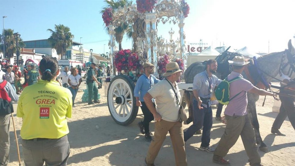 Archivo - Paso de las hermandades en las primeras horas de la romería de El Rocío