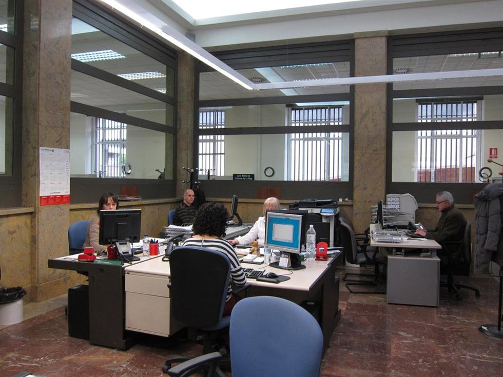 Archivo - Trabajadores en oficina.