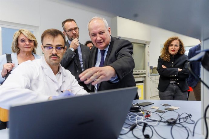 El ministro de Industria y Turismo, Jorfi Hereu, en la empresa Avanzare