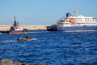 Vista del crucero MV Hondius atracado en el puerto de Granadilla antes de poner rumbo a Países Bajos, a 11 de mayo de 2026, en Granadilla de Abona, Tenerife, Islas Canarias (España). La ministra de Sanidad, Mónica Garcia, ha lanzado el mensaje de "operaci
