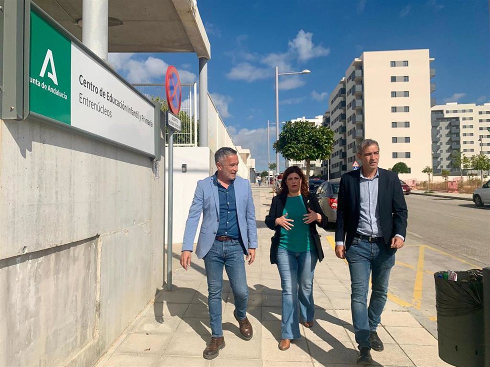 El número dos de la candidatura del PSOE de Sevilla a las elecciones andaluzas del 17 de mayo, Rafael Recio, en la barriada nazarena de Entrenúcleos (Dos Hermanas, Sevilla).
