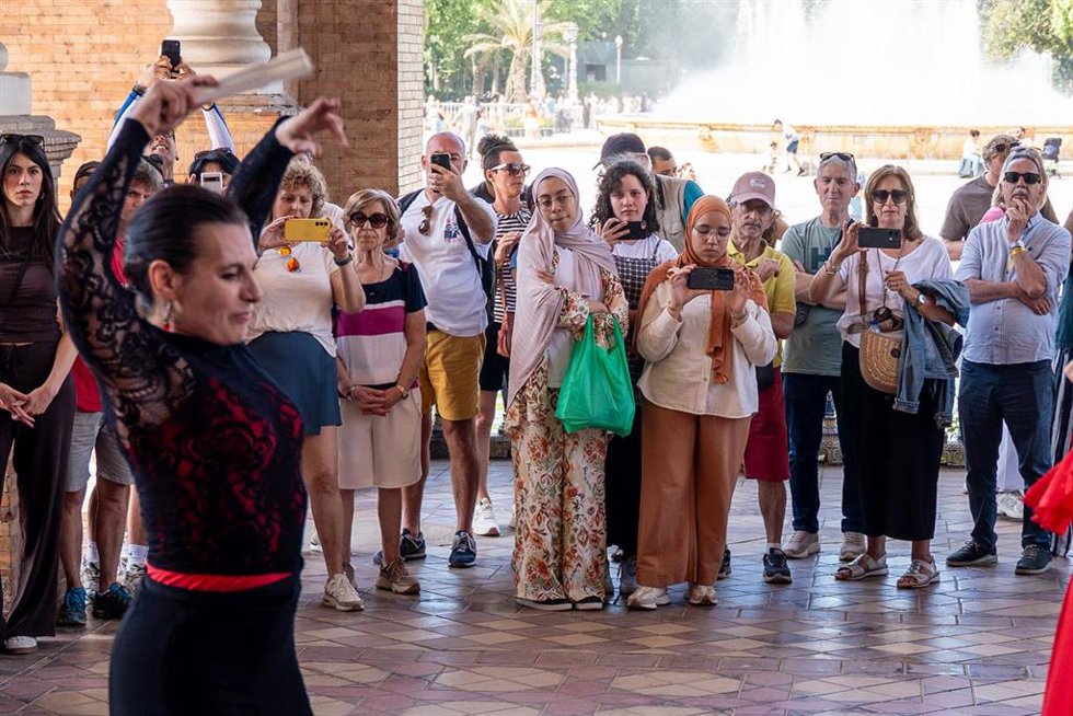 Los turistas contemplan un espectáculo flamenco en la Plaza de España de Sevilla en una jornada primaveral. A 17 de abril de 2026 en Sevilla (Andalucía. España). 