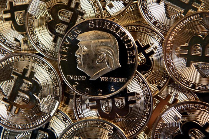 Archivo - February 17, 2026, Stockholm, SWEDEN: 260217 The digital asset Trumpcoin shown as a coin next to Bitcoins