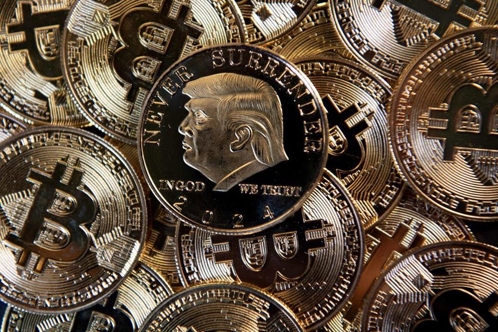 Archivo - February 17, 2026, Stockholm, SWEDEN: 260217 The digital asset Trumpcoin shown as a coin next to Bitcoins