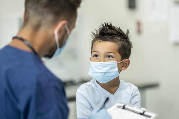 Archivo - Pediatra, niño, médico, consulta, mascarilla