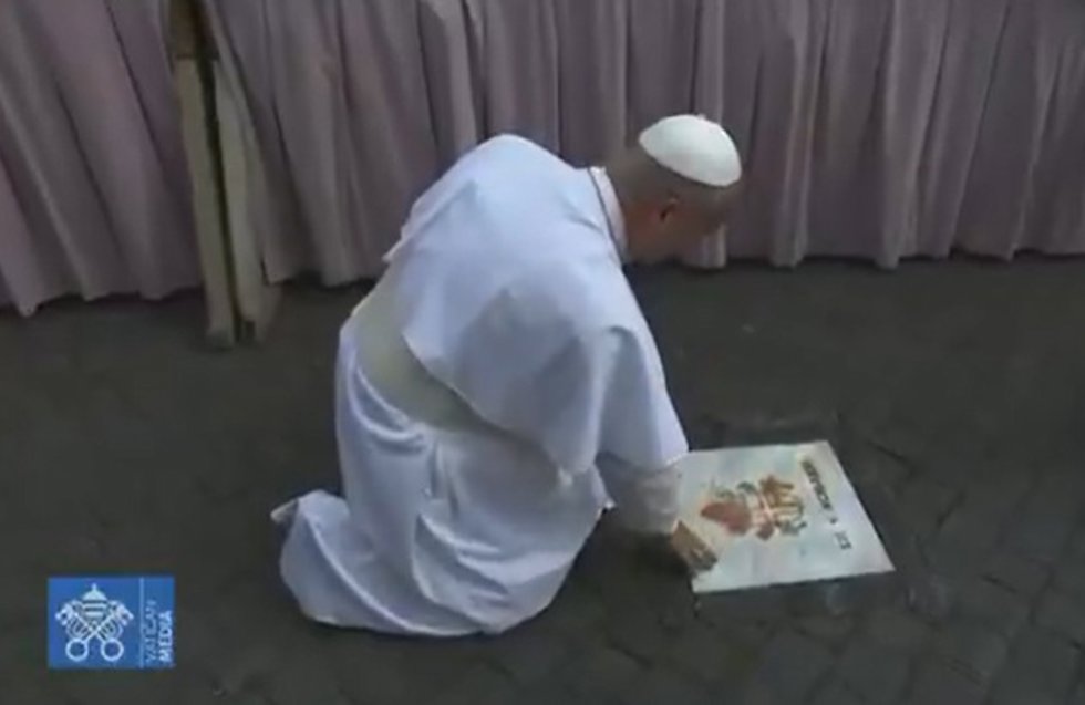 León XIV reza ante el lugar del atentado contra Juan Pablo II