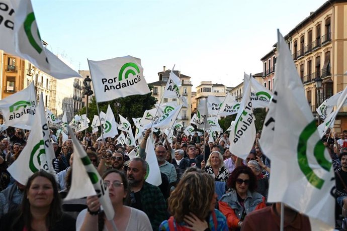 Simpatizantes de Por Andalucía en un mitin de campaña en Granada.