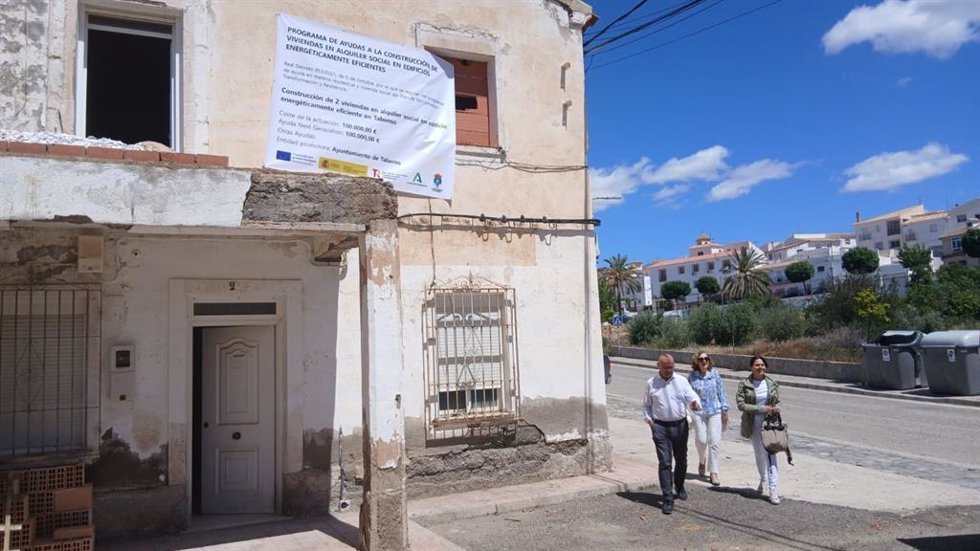 La delegada de Fomento, Articulación del Territorio y Vivienda de la Junta en Almería, Dolores Martínez, durante su visita a las obras de dos viviendas para alquiler social en Taberno.