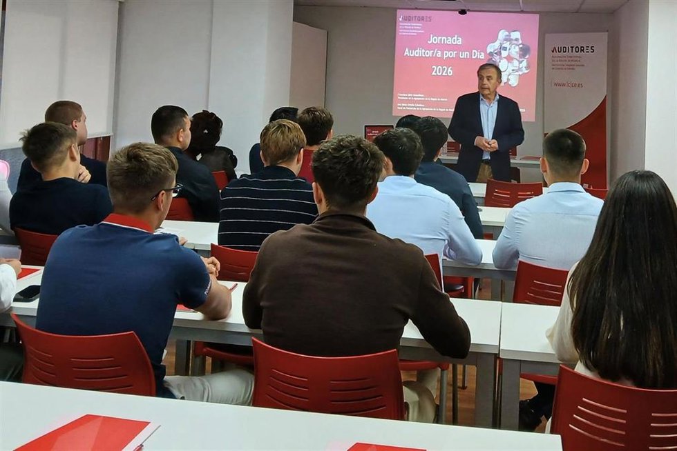 Los alumnos, durante la charla de bienvenida