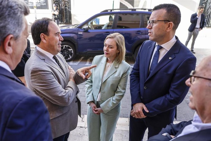 El president de la Generalitat valenciana, Juanfran Pérez Llorca, y el de la Diputación de Valencia, Vicent Mompó, durante la firma de un acuerdo de cooperación, en La Beneficència, a 13 de mayo de 2026, en Valencia