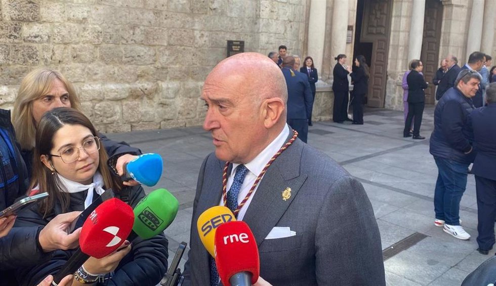 El alcalde de Valladolid, Jesús Julio Carnero, en su comparecencia ante los medios por la festividad de San Pedro Regalado
