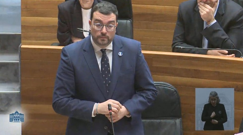 El presidente del Principado, Adrián Barbón, respondiendo en el Pleno de la JGPA.