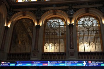 Archivo - Valores del Ibex 35 en el Palacio de la Bolsa.