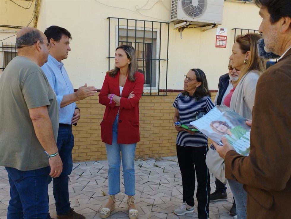 La vicesecretaria general del PSOE-A y candidata número uno por Huelva al Parlamento andaluz, María Márquez, junto a vecinos de Pérez Cubillas y otros representantes socialistas.