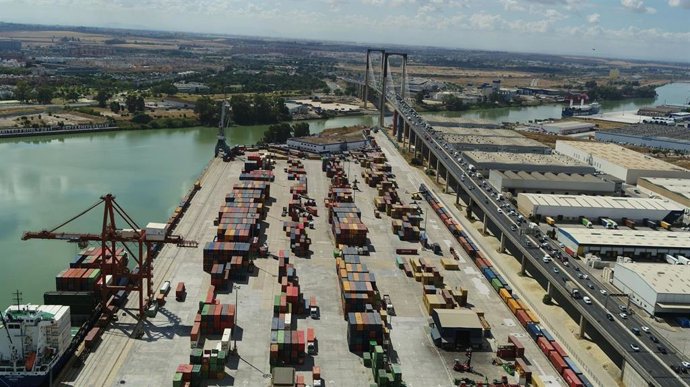 Archivo - CCOO avisa de la posible privatización de los servicios portuarios de Andalucía y pide el mantenimiento del empleo público. Imagen de archivo