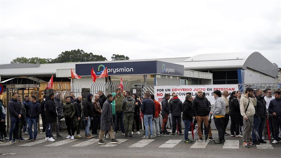 El primer día de huelga en Prysmian paraliza la actividad de la fábrica de cables de fibra óptica de Maliaño