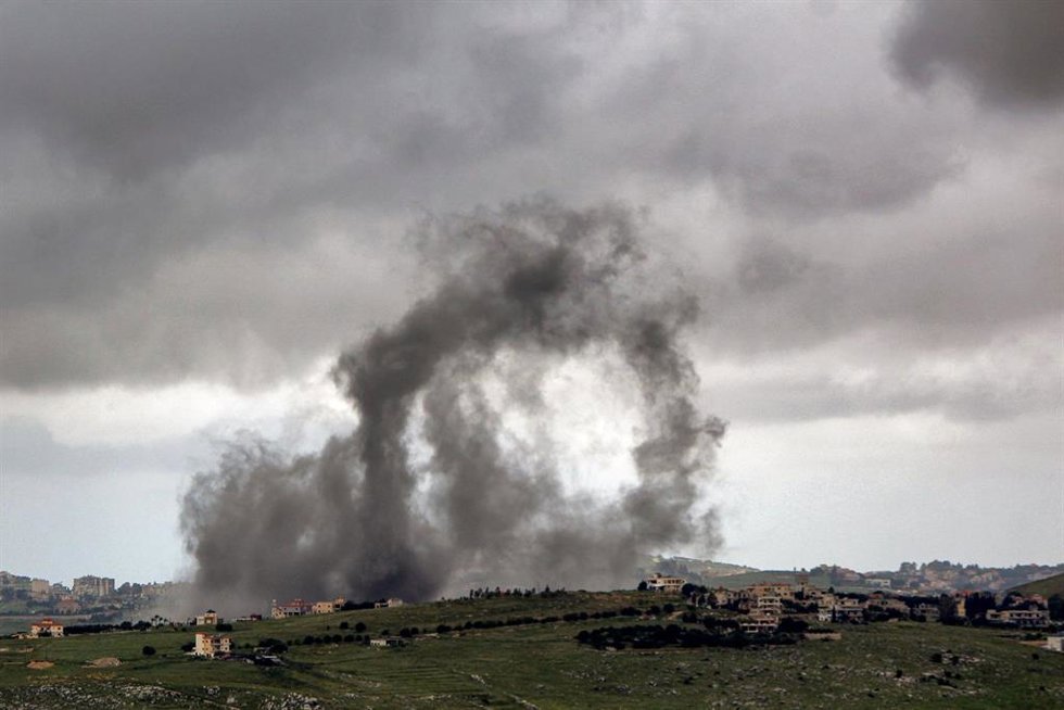 Columna de humo tras un bombardeo ejecutado por el Ejército de Israel contra la localidad de Kfar Tebniet, en el sur de Líbano (archivo)