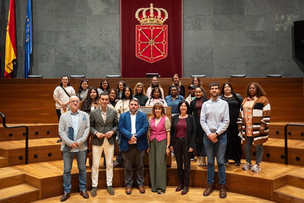 El residente del Parlamento de Navarra, Unai Hualde, y representantes de los grupos parlamentarios participan en la jornada 'Escuela de incidencia política', organizada por la Red Navarra de Lucha contra la Pobreza y la Exclusión Social.