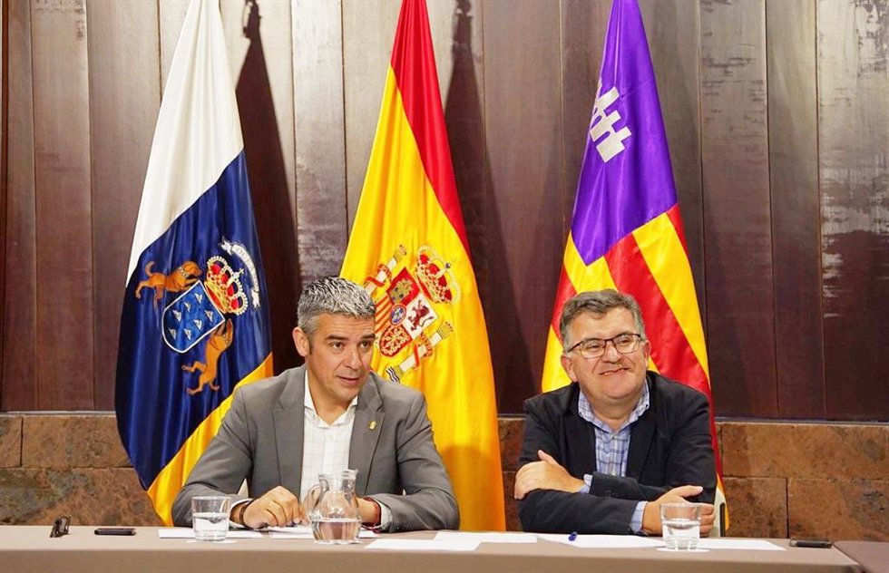 Archivo - El consejero de Agricultura, Ganadería, Pesca y Soberanía Alimentaria del Gobierno de Canarias, Narvay Quintero; el consejero de Agricultura, Pesca y Medio Natural del Gobierno de Baleares, Joan Simonet Pons