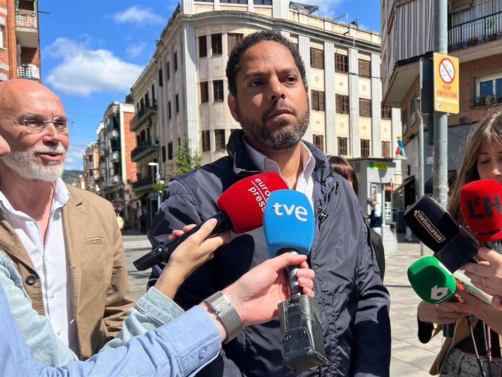 El secretario general de Vox, Ignacio Garriga, en declaraciones a periodistas en L'Hospitalet de Llobregat (Barcelona)