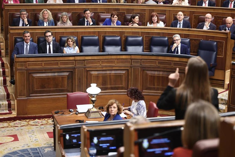 El presidente Pedro Sánchez y los vicepresidentes Carlos Cuerpo y Yolanda Díaz, en una sesión plenaria