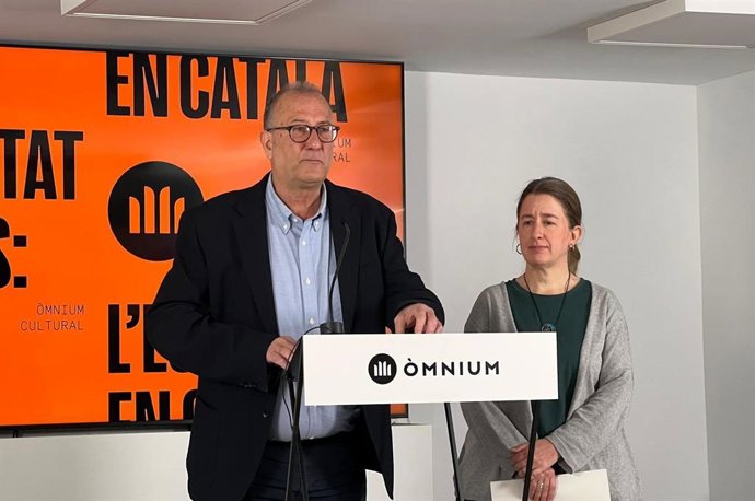 El president d'Òmnium Cultural, Xavier Antich, i la vicepresidenta, Marina Gay