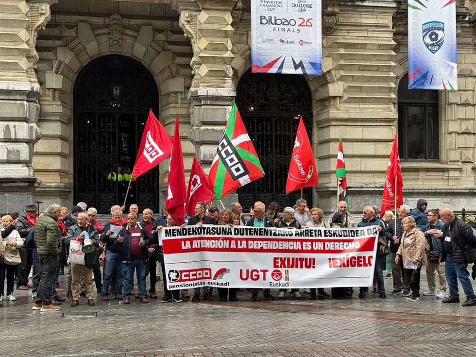 Imagen  de una concetración en Bilbao de las Federaciones de Pensionistas de CCOO y UGT Euskadi.