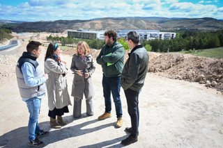 La secretaria general del PSOE en Aragón y portavoz del PSOE en las Cortes de Aragón, Pilar Alegría, en los alrededores del nuevo Hospital de Teruel.