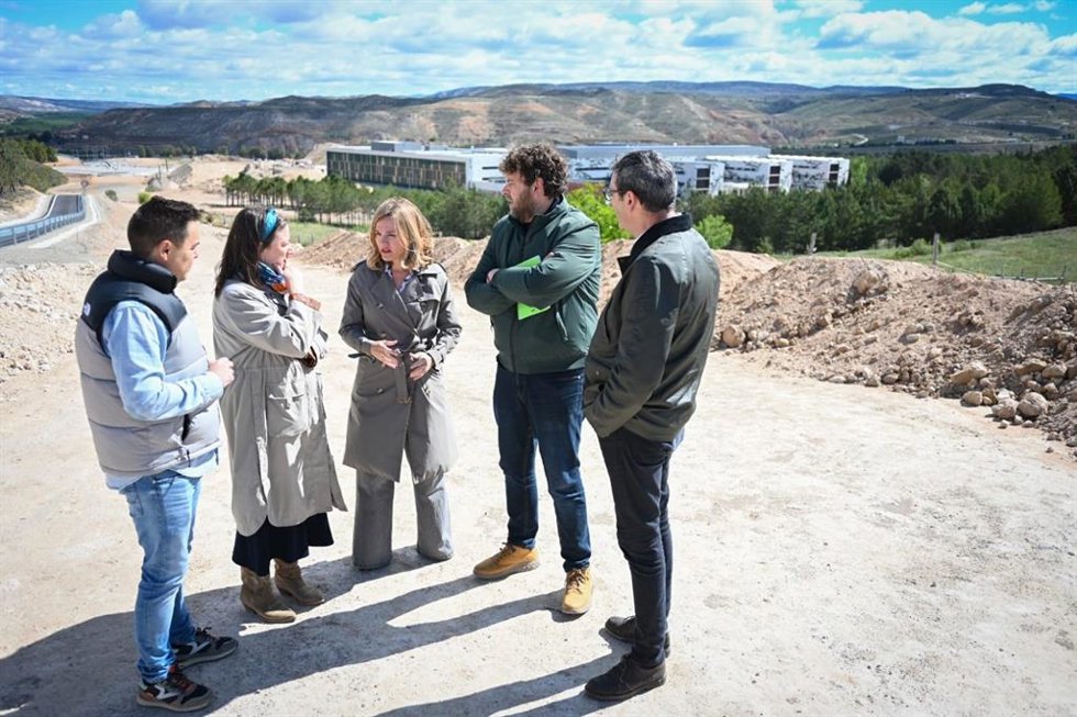 La secretaria general del PSOE en Aragón y portavoz del PSOE en las Cortes de Aragón, Pilar Alegría, en los alrededores del nuevo Hospital de Teruel.