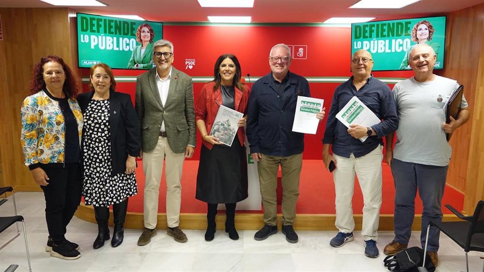 A portavoz adjunta del Grupo Socialista en el Parlamento andaluz y candidata, Ángeles Férriz, y la secretaria de Salud del PSOE de Málaga y candidata, Carmen Martín,