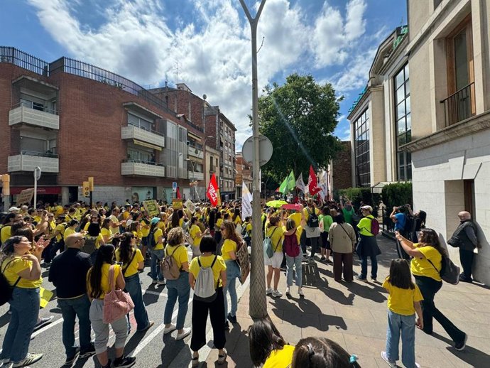 Concentració dels docents davant els Serveis Territorials del Baix Llobregat