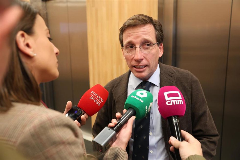 El alcalde de Madrid, José Luis Martínez Almeida, atiende a la prensa.
