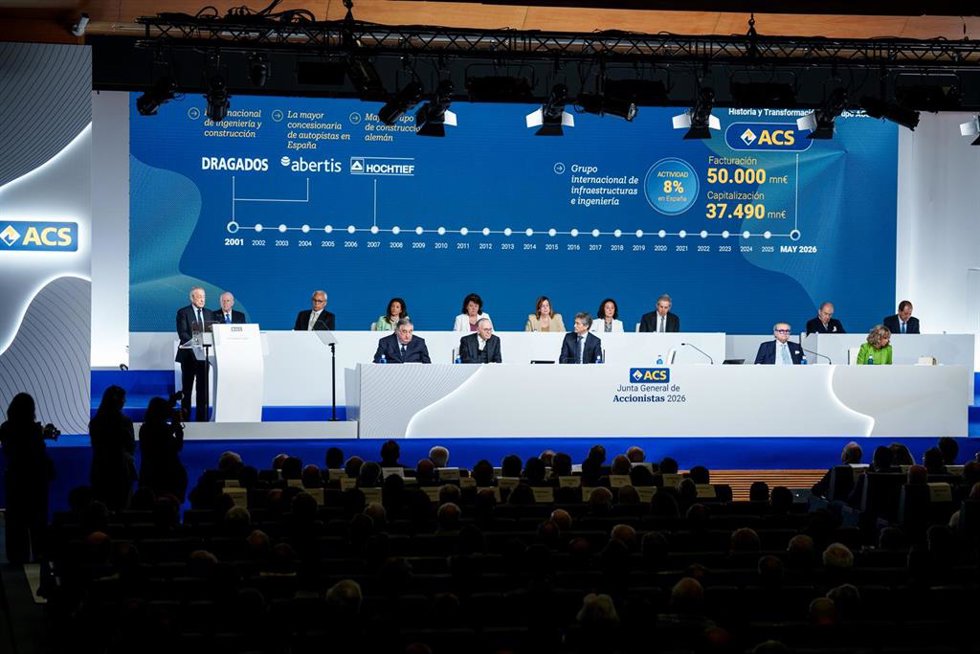 El presidente de ACS, Florentino Pérez (i), y el consejero delegado Juan Santamaría Cases (1 fila, 3d), durante la junta de accionistas de ACS, en Ifema Madrid