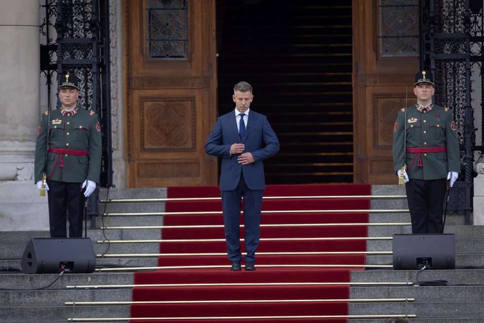 El primer ministro húngaro, Peter Magyar, tras asumir el cargo en el Parlamento de Budapest. 