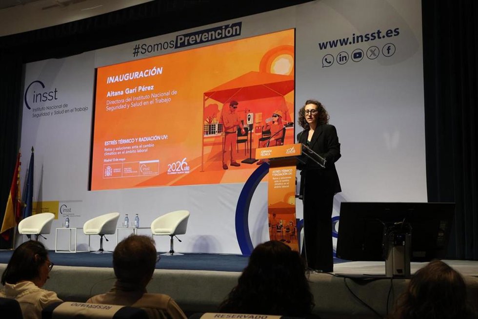 Aitana Garí Pérez inaugurando la jornada "Estrés térmico y radiación"